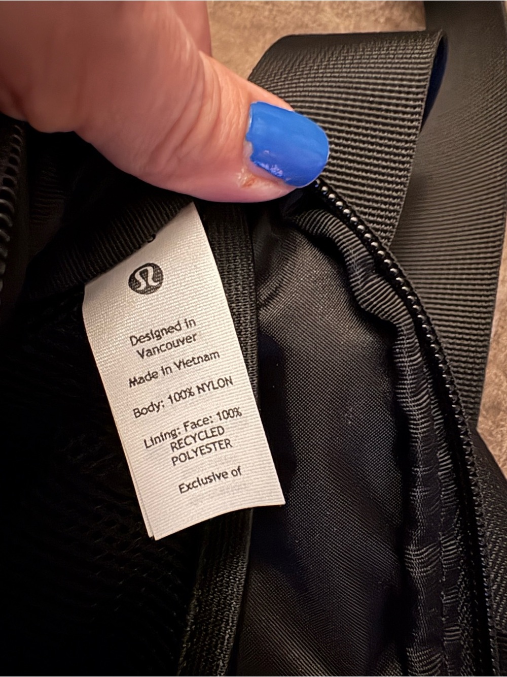 2L lululemon crossbody - Picture 3 of 3